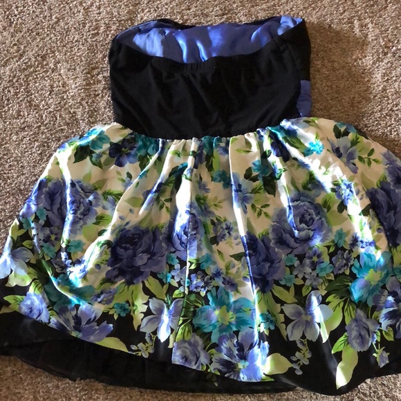 Formal dress - Picture 3 of 3